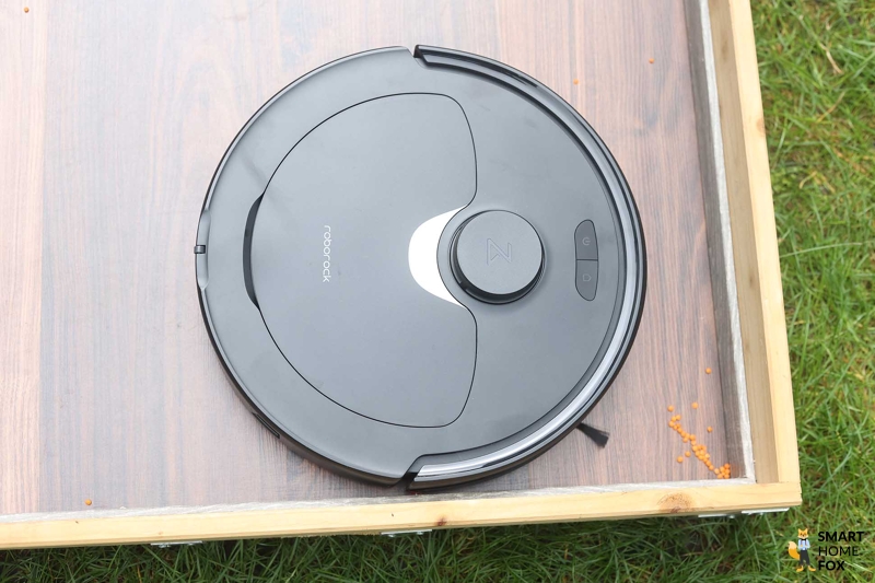 Roborock Q Revo пылесосит в углу.